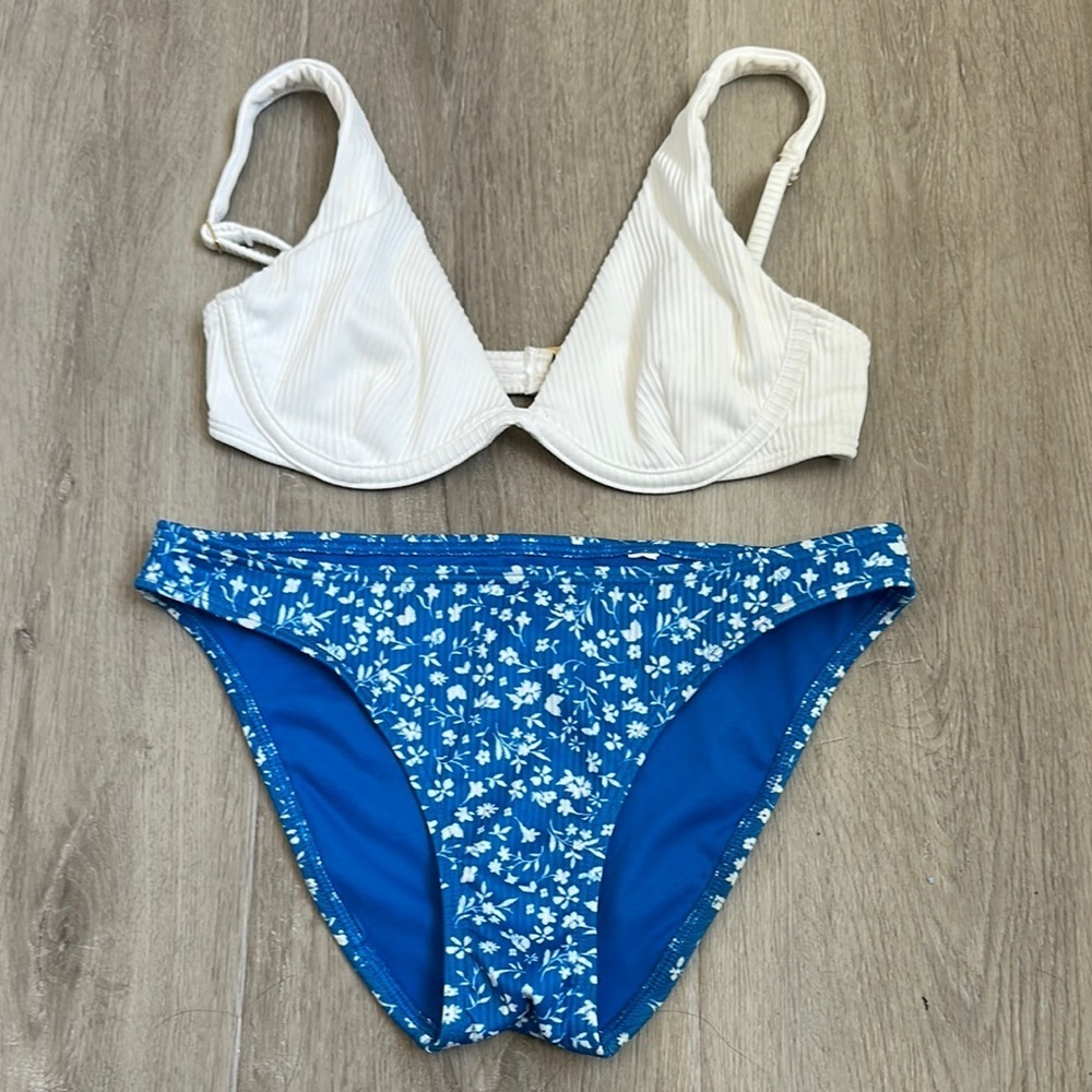 HOLLISTER White and Blue Floral Bikini Set size XXS